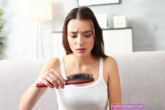 تساقط الشعر: 7 أسباب رئيسية وماذا تفعل
