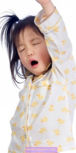 المشي أثناء النوم عند الأطفال: ما هو وأعراضه وأسبابه